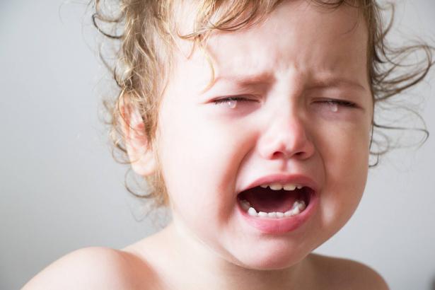 كيف تتصرف مع طفلك عندما يكون في حالة عصبية وصراخ وبكاء متواصل؟