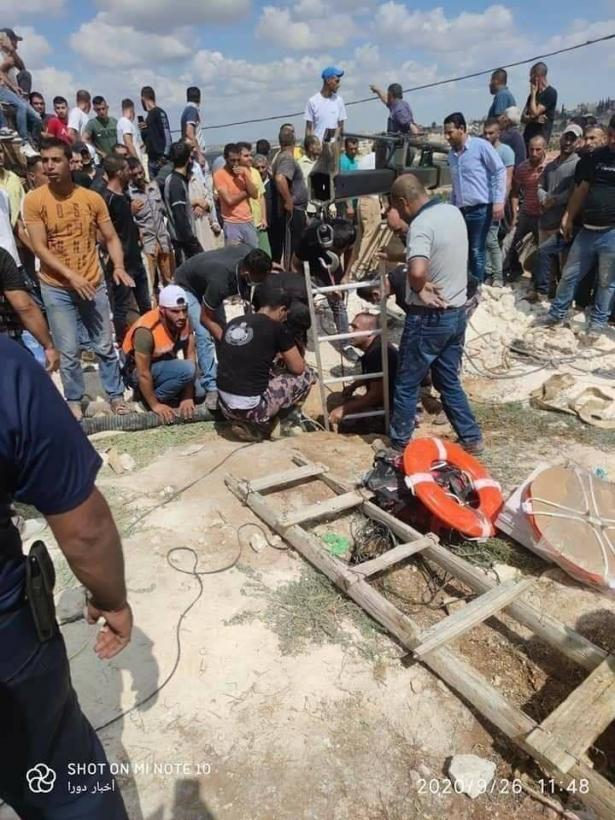 لقي 6 أشخاص بينهم طفل مصرعهم  السبت إثر سقوطهم في حفرة تصريف
