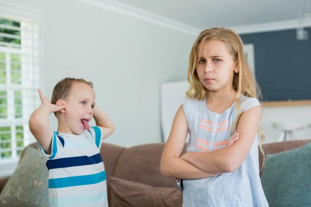 كيف نتعامل مع الغيرة عند الأطفال وخلافات الأخوة؟