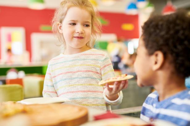 ارتفاع في نسبة السمنة عند الأطفال في فترة كورونا: كيف نهيئ نظام غذائي صحي لأطفالنا؟