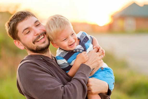 ما هو دور الأب في تربية الطفل؟ وكيف يؤثر على تطوره؟