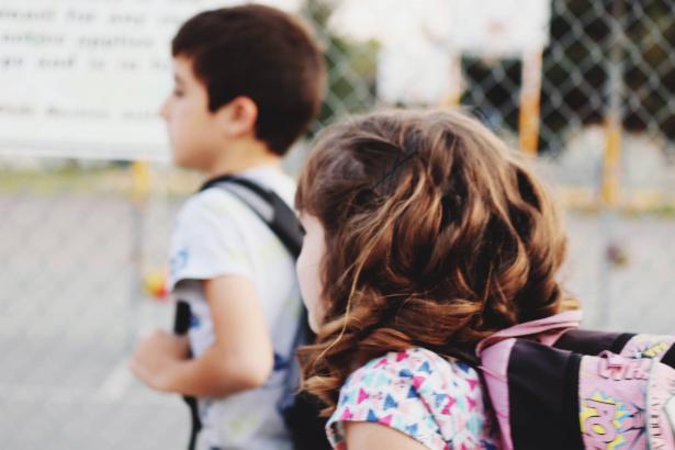 عدم افتتاح المدارس في البلدات الحمراء: كيف يؤثر على الأطفال نفسيًا؟