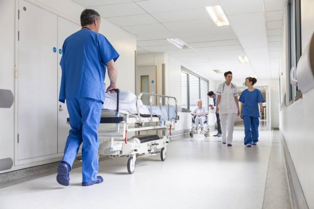 مستشفيات عدة في البلاد تعلن عن توقفها لاستقبال مرضى كورونا