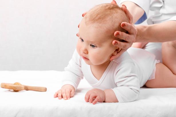 انحناء الرأس عند الأطفال الرضع لناحة واحدة: ما هي أسبابه؟