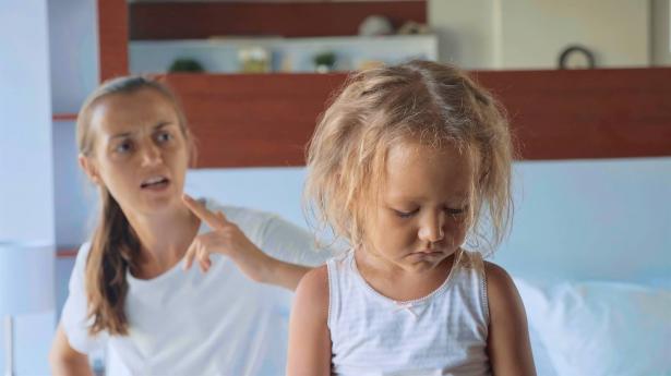 كيف تؤثر عصبية الأم على الأطفال؟
