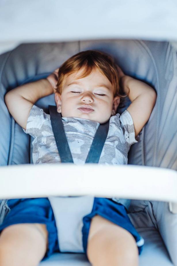 ما عدد ساعات النوم المناسبة لكل طفل تبعاً لعمره؟