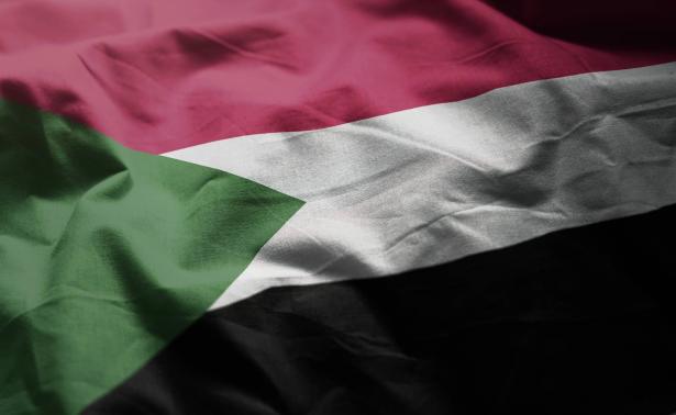 متظاهرون سودانيون يحرقون علم إسرائيل احتجاجا على دعاوي التطبيع مطالبين بالتراجع عن الخطوة