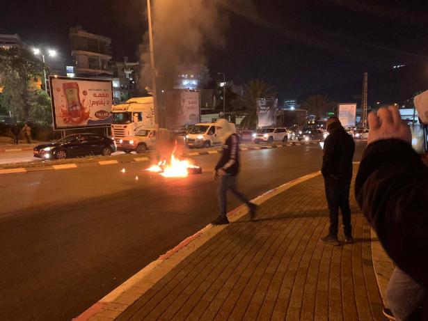 الافراج عن المعتقلين على اثر اعتصام عشرات الشبان امام مركز الشرطة في ام الفحم