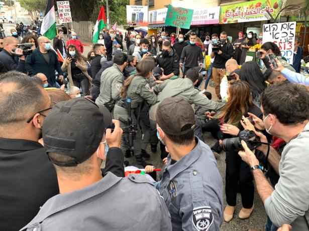 اعتداءات بوليسية واعتقالات خلال المظاهرة الاحتجاجية ضد زيارة نتنياهو لمدينة الناصرة .