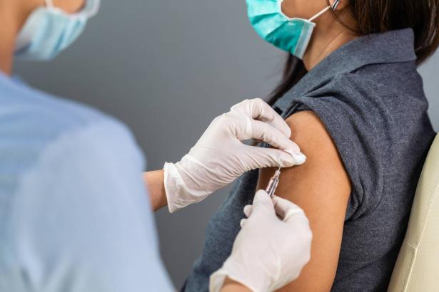 دراسة سن قانون خاص يلزم المعلمين بتلقي التطعيم ضد فيروس كورونا