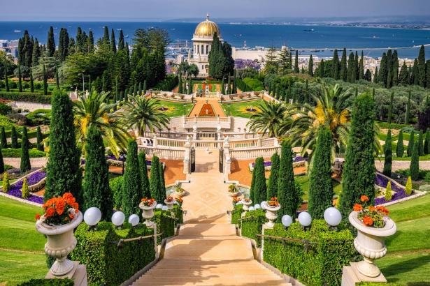 https://image.shutterstock.com/image-photo/bahai-gardens-temple-on-slopes-260nw-488223073.jpg