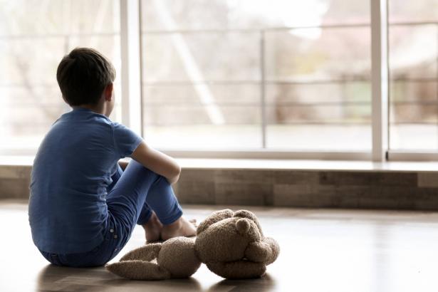 بعد عام من كورونا وأحداث غير مسبوقة: كيف نتعامل مع صدمات الأطفال النفسية؟