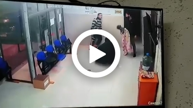 فيديو يوثق لحظة إنقاذ طبيب لطفلة كانت على وشك الموت اختناقا