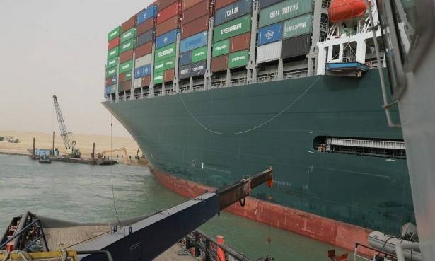 مصر تمنع سفينة إيفرغيفن من المغادرة: لن تتحرك قبل دفع التعويضات عن إغلاق قناة السويس