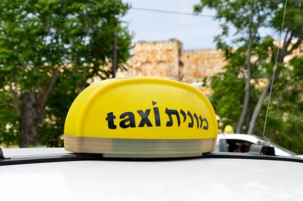 سائق تاكسي فوجئ برسوم 17 شيكل كل شهر في حسابه البنكي وانتهى الأمر بتعويض قدره 55 مليون شيكل
