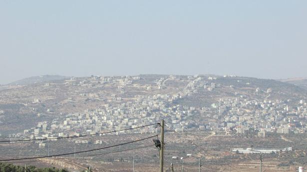 الجيش الاسرائيلي يشن حملة عسكرية واسعة في بلدتي عقربا جنوب نابلس وترمسعيا شمال رام الله