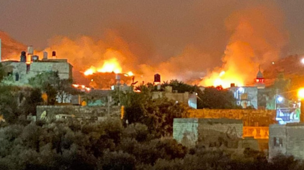 اشعل عشرات المستوطنين المتطرفين مساء اليوم، النار بعشرات الدونمات الزراعية في المنطقة الشرقية من بورين كما حطموا عشرات المركبات على طريق رام الله - نابلس