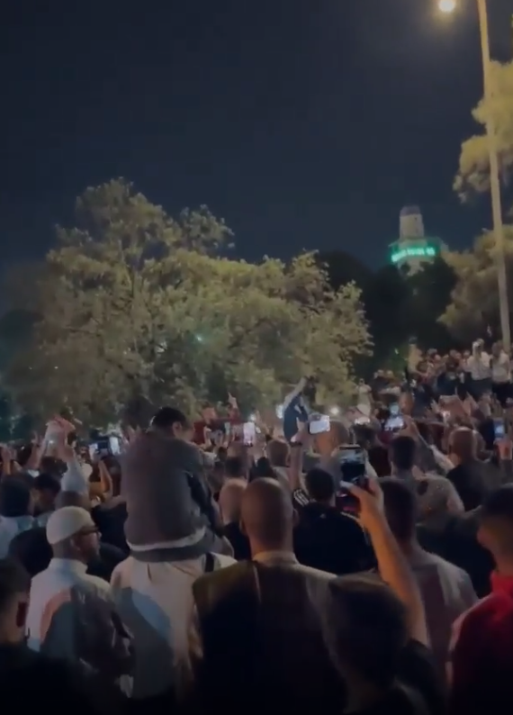 باب العامود ليلة بعد ازالة الحواجز: اغلاق باب حطة ومناوشات مع مجموعة الشباب