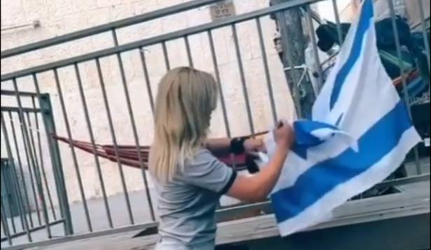 اعتقال فتاة مقدسية بشبهة تمزيق اعلام اسرائيلية وتوثيقها على التيك توك