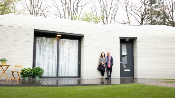 زوجان ينتقلان لأول منزل مطبوع ثلاثي الأبعاد في أوروبا - فتح الأبواب عبر تطبيق رقمي!