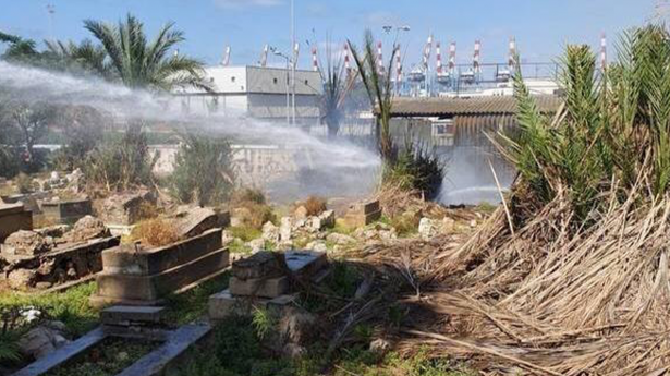 حيفا: اندلاع حريق كبير في مقبرة الاستقلال