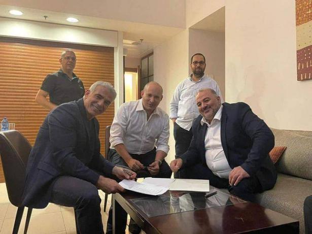 حكومة محتملة مؤقتة... حتى الإطاحة بنتنياهو من رئاسة الليكود