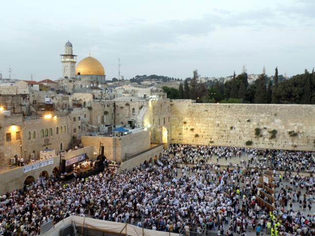 مسيرة الأعلام في مدينة القدس تنذر بتفجر الأوضاع مجددًا