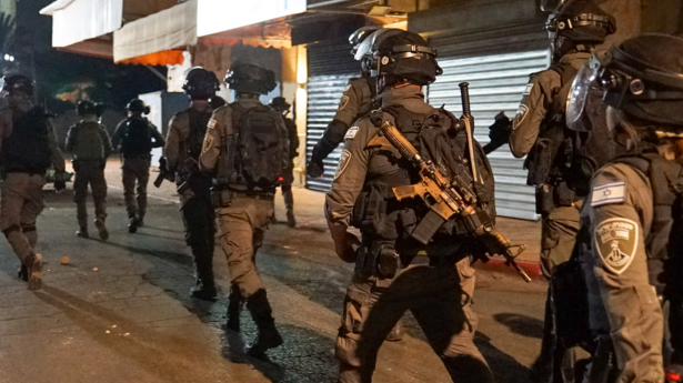 على خلفية الاحتجاجات: اعتقالات بكفر كنا طالت 12 شابا