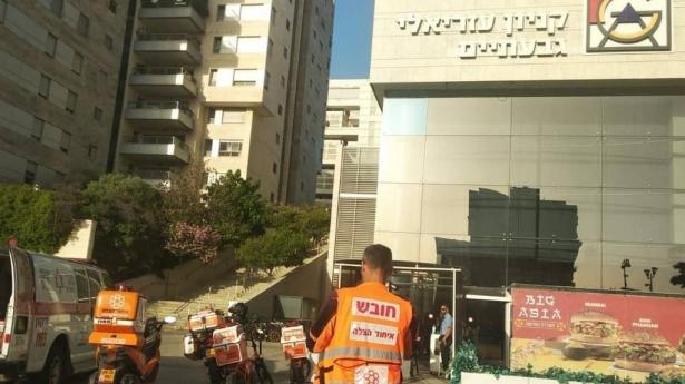 رجل بعمر 48 سنة بحالة حرجة بعد وقوع عليه الأثقال خلال تدريبه بالصالة الرياضية