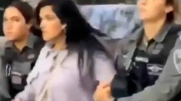 الصحافية زينة الحلواني: 