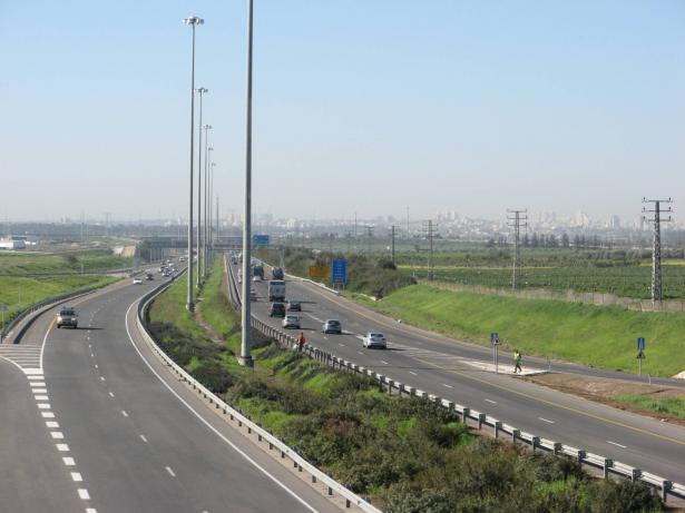 مصرع شابة واصابة اخرين اثر حادث طرق مروع على شارع 6 بالجنوب