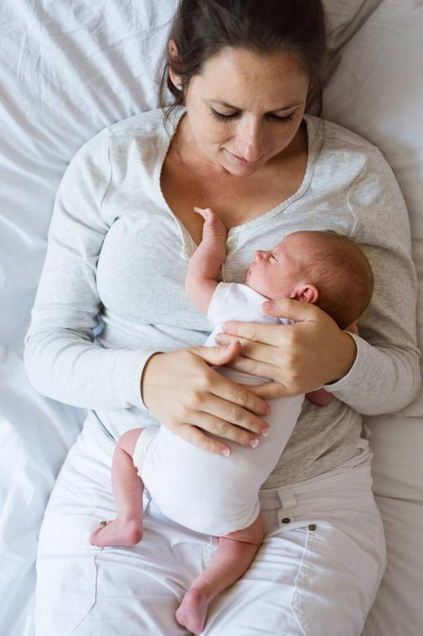 دراسة: النساء المصابات بكورونا تتمكّنّ من إرضاع أطفالهن