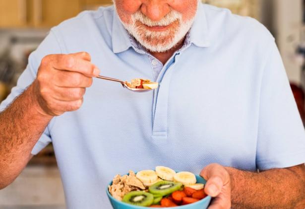 إضاءات ونصائح عن تناول الطعام الصحي والأكل في جيل الشيخوخة