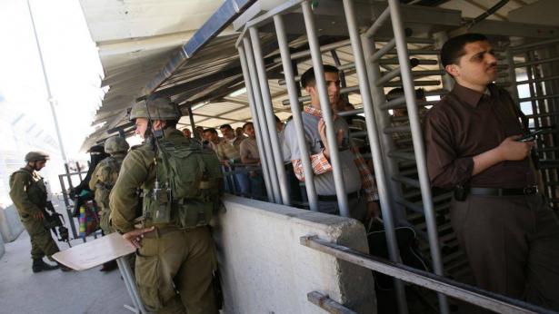 نهبت إسرائيل عشرات ملايين الشواقل من العمال الفلسطينيين