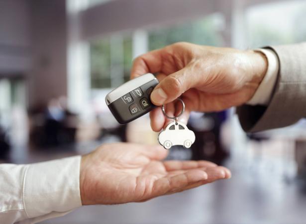 حوار حول تجارة السيارات الجديدة مع وكالة زاهي في كرميئيل
