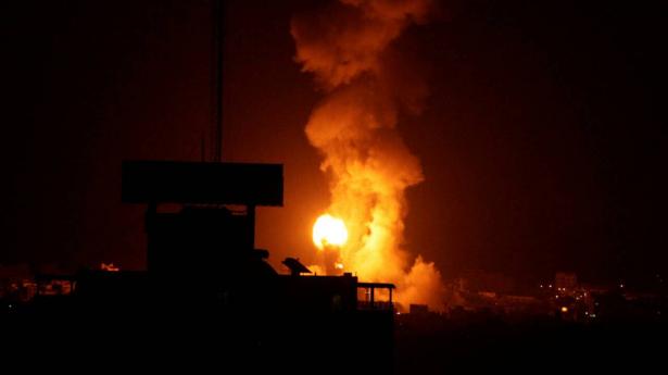اسرائيل تقصف في غزة ردا على البالونات الحارقة