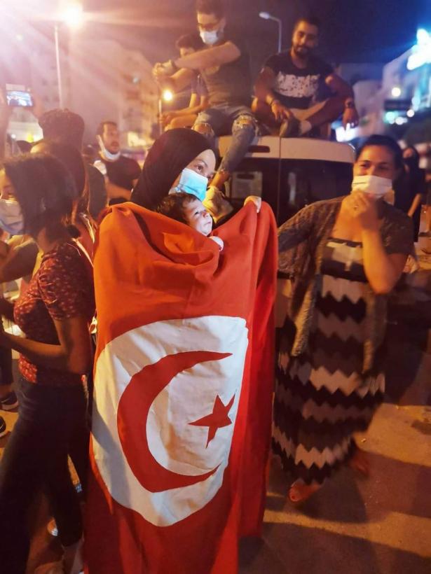 الكاتبه التونسية فاطمة القراي حول المشهد التونسي بعد اسبوع على الاحداث التي شهدتها البلاد