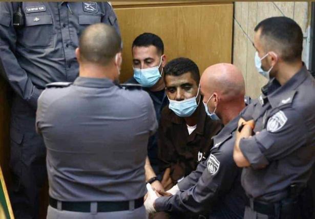 إثر التعذيب: نقل الأسير زكريا زبيدي إلى المستشفى للعلاج!