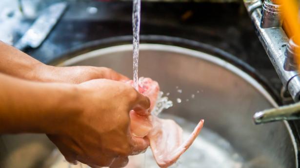 هل فعلاً يجب علينا غسل اللحوم النيئة قبل طبخها او تخزينها في الثلاجة؟