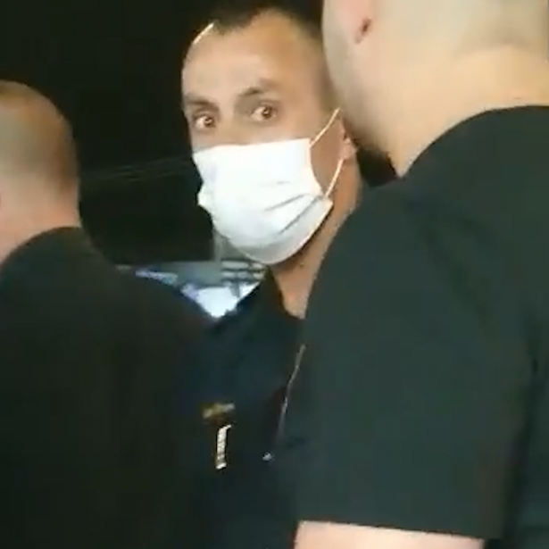 شرطي يعتدي على الزميل مبدا فرحات ويكسر هاتفه أثناء تغطية اخبارية