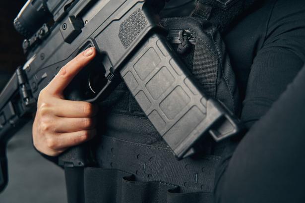 العميل السري الذي جندته الشرطة اشترك خلال العام الماضي في 48 صفقة مختلفة