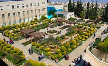 ملثمون يطلقون النار بالهواء أمام جامعة القدس في أبو ديس