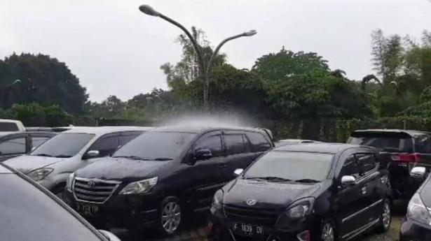 مشهد غريب في أندونيسيا: ينهمر المطر على سيارة دون غيرها!