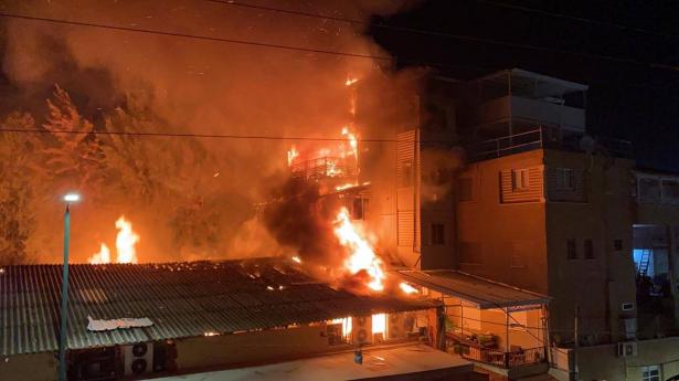 دالية الكرمل | إشعال النيران بنفايات بين المنازل يتسبب بحريق كبير داخل منزل