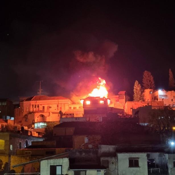 إحراق منازل ومرافق في مدينة الناصرة وأجواء مشحونة بعد مقتل الشاب إيهاب سعدي