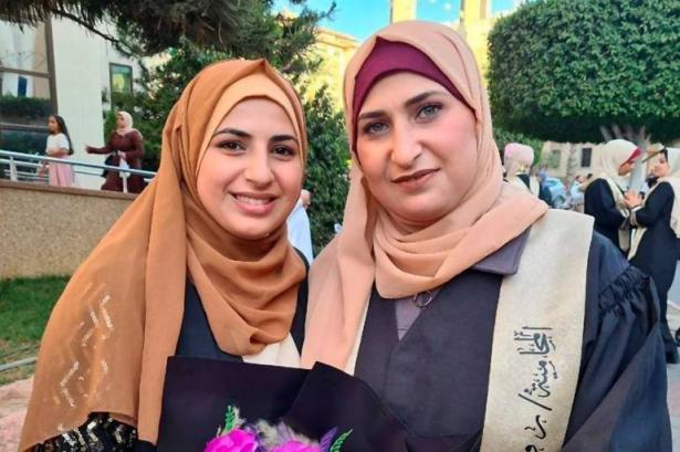 فلسطينية تتخرج رفقة ابنتها بعد انقطاع 15 عامًا