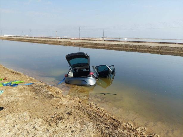 صورة |  مصرع شاب (30 عامًا) بعد انزلاق سيارته الى البحر الميت!