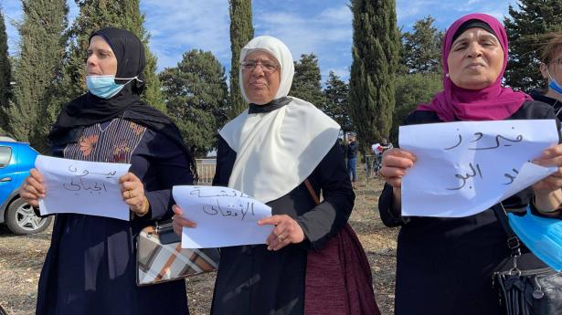 نساء يتظاهرن أمام سجن الدامون دعمًا للأسيرات الفلسطينيات