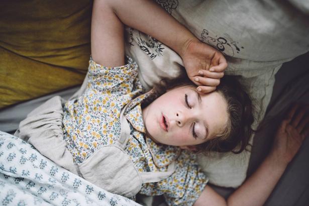 ما هي أهمية النوم المنتظم للأطفال في المراحل المبكرة؟