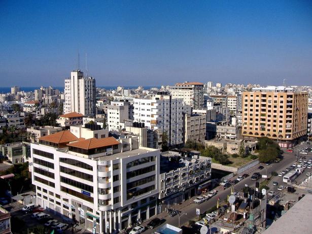 الطيران الحربي الإسرائيلي يقصف مواقع جنوب قطاع غزة ردًا على إطلاق الصواريخ على منطقة تل أبيب